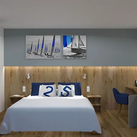 Des Marins, Hotel
